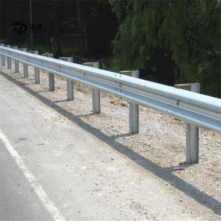 市政道路護(hù)欄，高速波形護(hù)欄本地廠家送貨上門包安裝，廣西星沃金屬